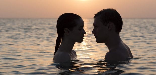 couple fait l'amour dans l'eau